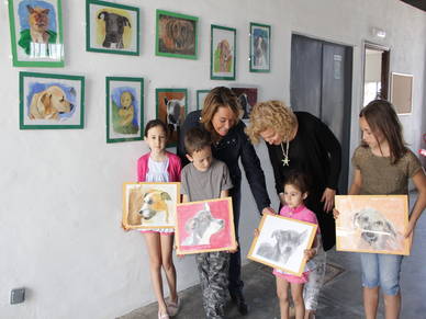 Medio centenar de jóvenes artistas motrileños exponen dibujos de perros del albergue municipal que servirán de reclamo a las adopciones