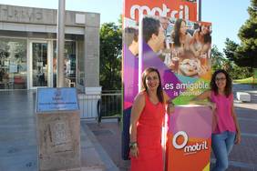 Alicia Crespo (izq) y Gloria Chica junto a uno de los paneles renovados a las puertas  de la Oficina de Turismo
