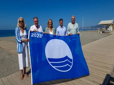 Motril iza la bandera azul en Playa Granada y amplia el servicio de baño asistido que funcionará a diario
