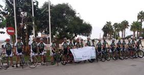 Ciclistas participantes en el reto CeroTresmiles parten desde Motril hacia el Veleta