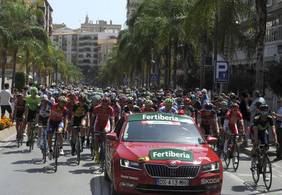 El pelotón de La Vuelta transita por la avenida de Salobreña en Motril