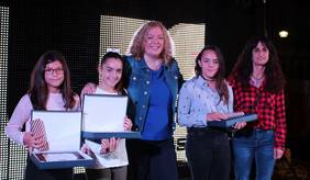 Flor Almón (cntro) junto a las alumnas homenajeadas y la jefa de estudios del CEIP Principe Felipe