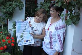 Mercedes Sánchez (izq) y Lucica Loliceru observan el cartel de los cursos de Lengua y Cultura Rumanas