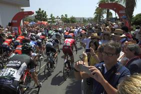 Salida pelotón Vuelta a España en Motril