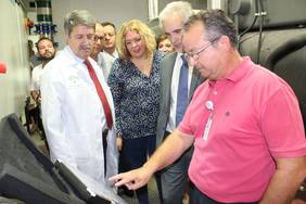 Técnicos del Hospital muestran al consejero, la alcaldesa y el concejal de Salud el funcionamiento del nuevo sistema de energía