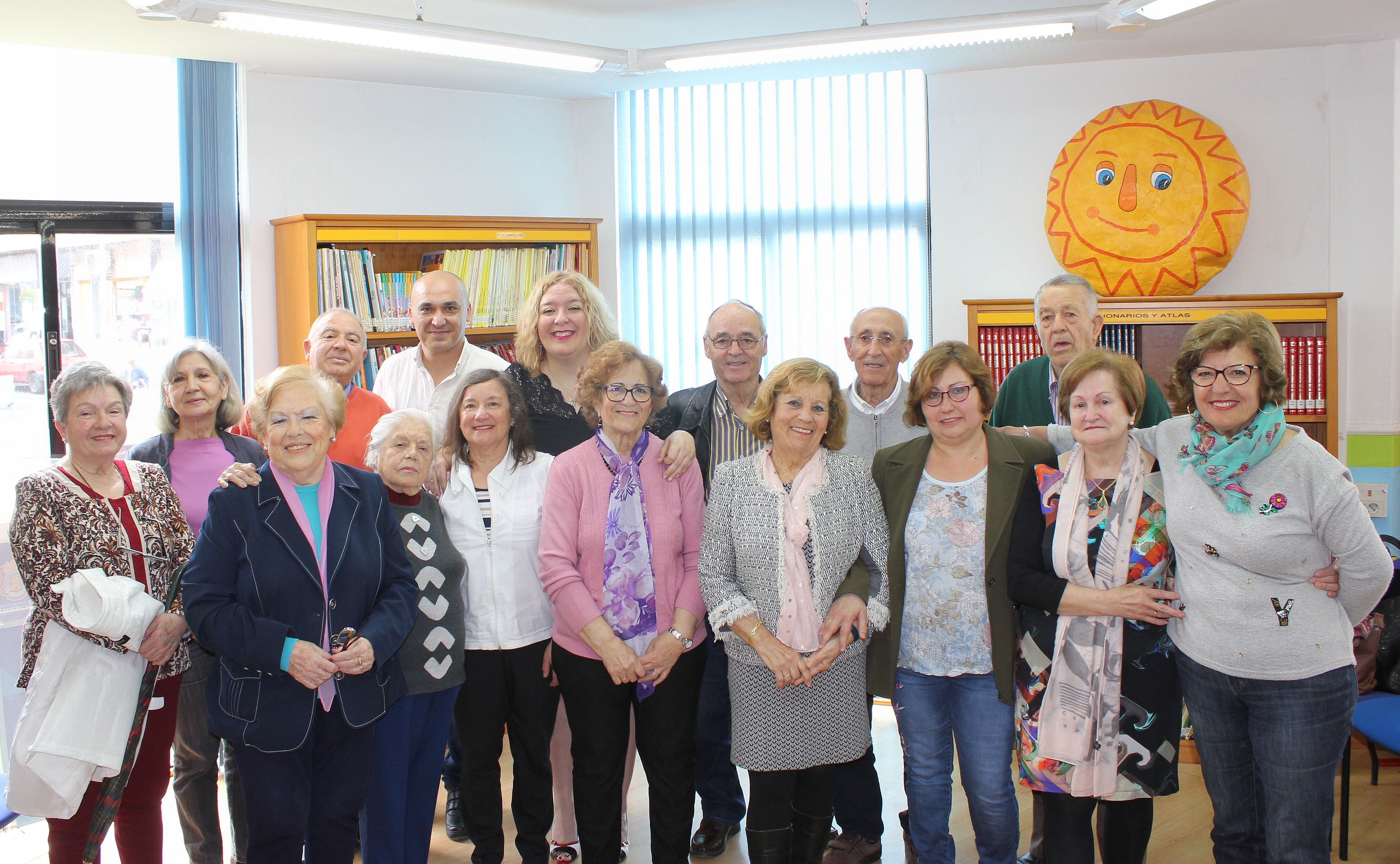 La alcaldesa de Motril con las personas mayores que han participado en la actividad Arte Mayor en la biblioteca municipal