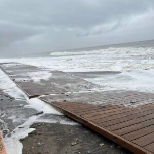 El Ayuntamiento de Motril emplea medios propios para solucionar los problemas por el temporal en Playa Granada