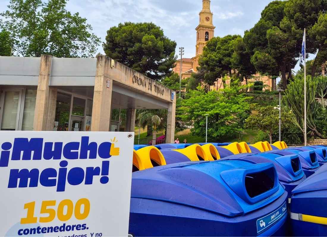 Contenedor azul en Motril